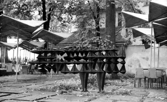 2_skulptura bij. Pils āra kafejnīcām